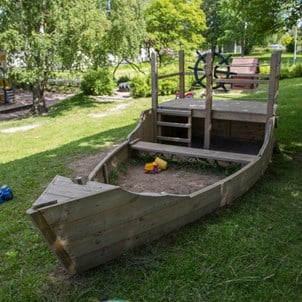 Båt byggd av trä på gräsmatta