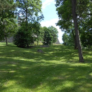 Den lummiga parken framför fästningen