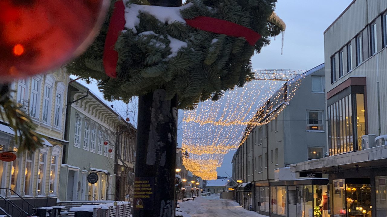 En julutsmyckad gata i centrala Kungälv.