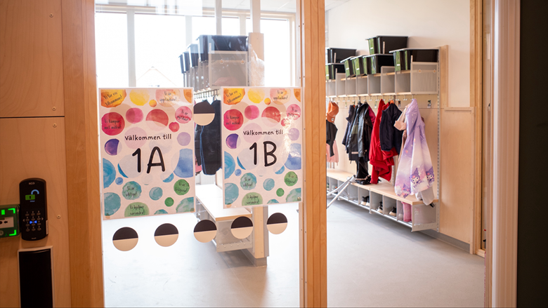 Entré till ettornas kapprum och klassrum