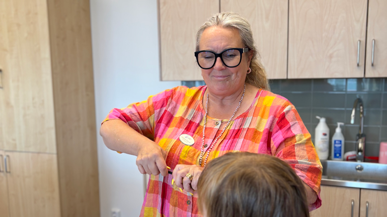 läraren Helén Caesar pratar med en elev 