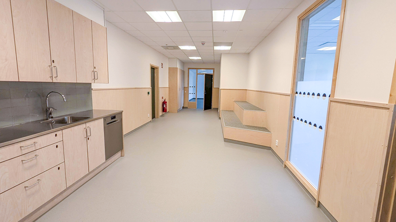 Sittgradänger i korridoren 