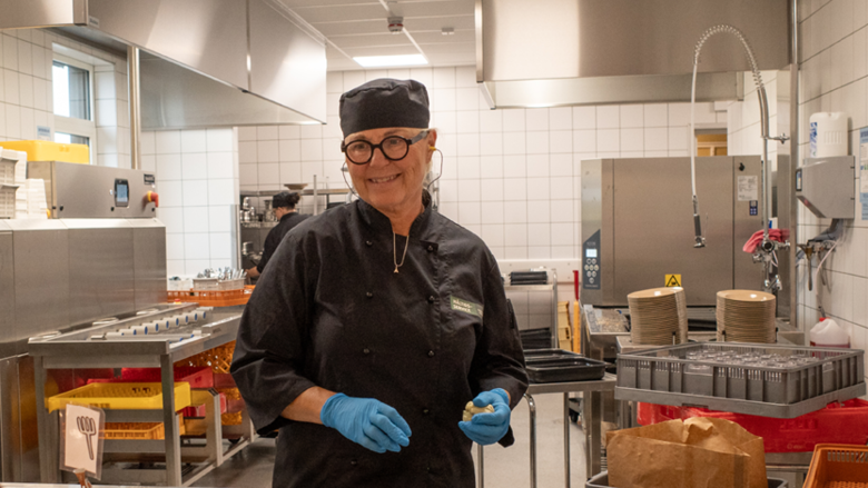 Måltidsbiträde arbetar i disken 