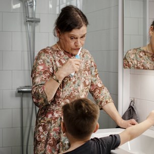 barn stänger av vattnet för tandborstande kvinna