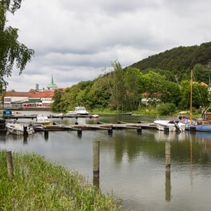 Båtplatser i Kungälvs småbåtshamn med Kungälvs kyrka och Fars Hatt i bakgrunden