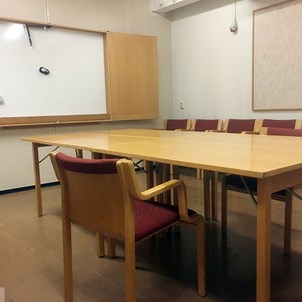 Mindre mötesrum, möblerat med bord och stolar på Kvarnkullen