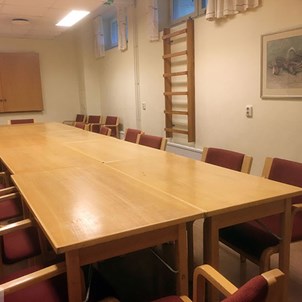 Mötesrum möblerat med bord och stolar på Kvarnkullen
