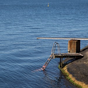 Trampolin och badstege vid Marstrands badplats