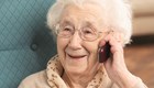 Äldre dam talar i telefon