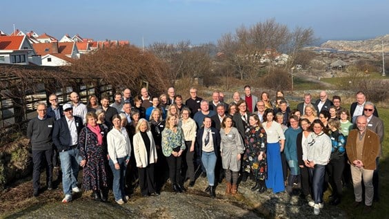 Grupp med 70 människor utomhus