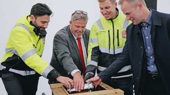 Fyra personer med tidskapsel